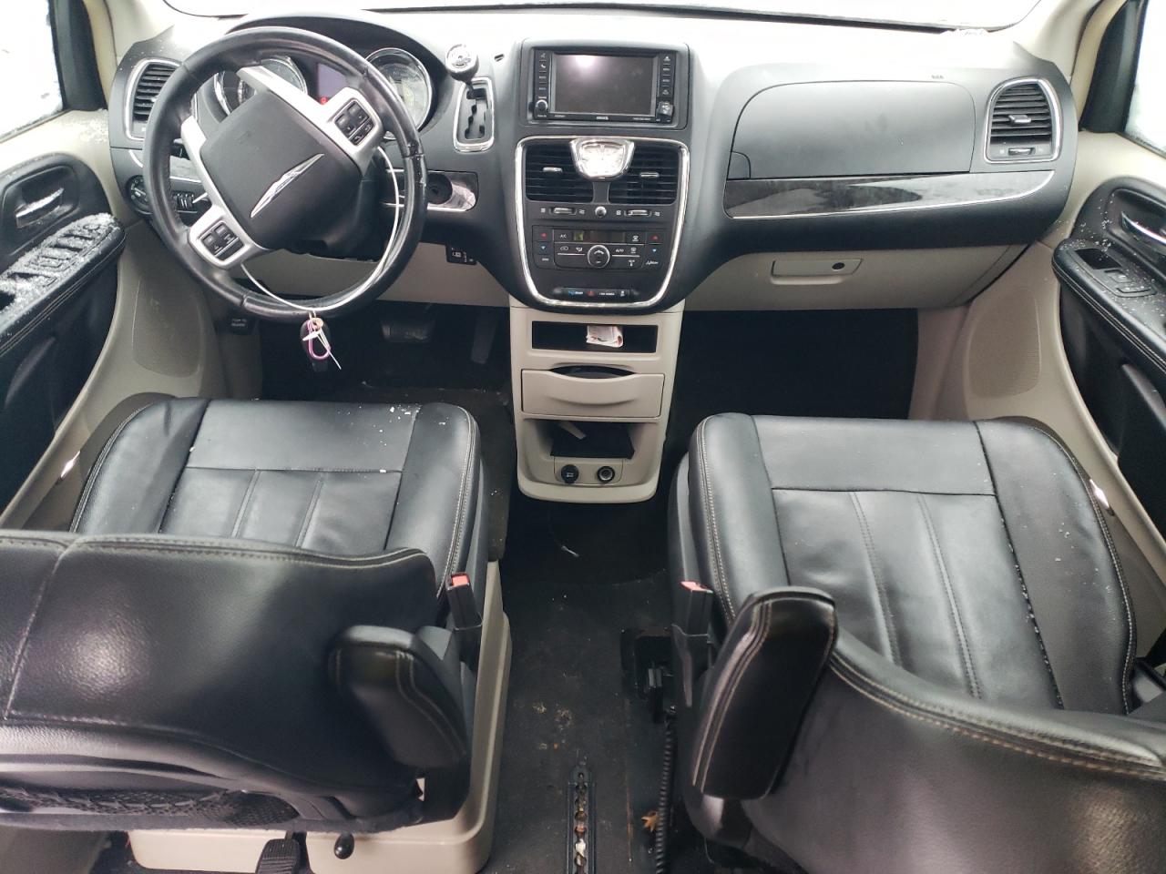2016 Chrysler Town & Country - Image 8