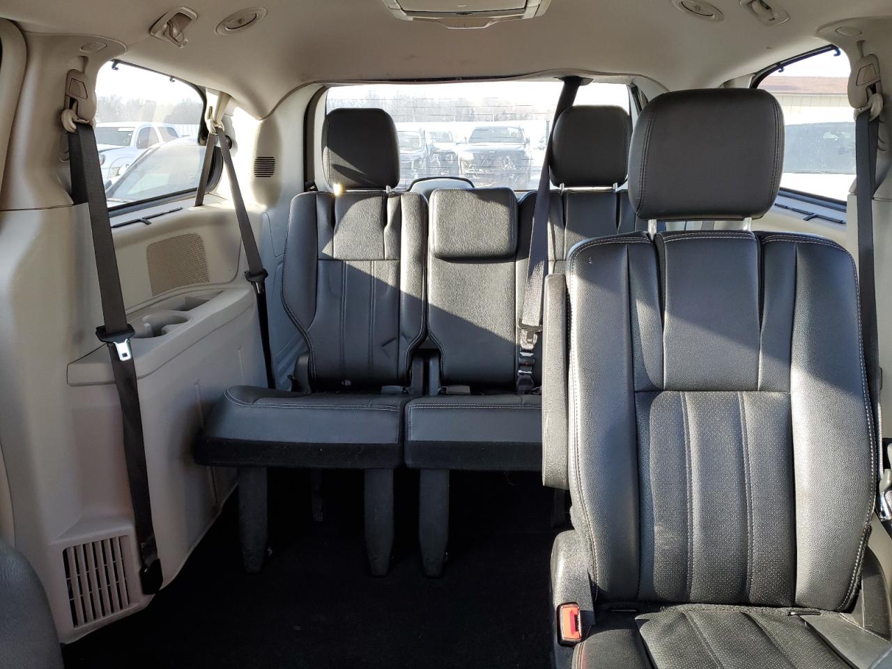 2016 Chrysler Town & Country - Image 10