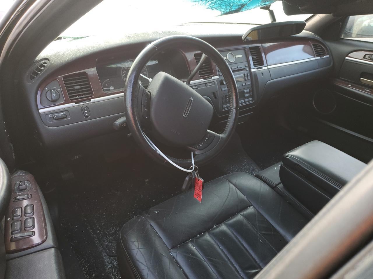 2005 Lincoln Town Car - Image 8