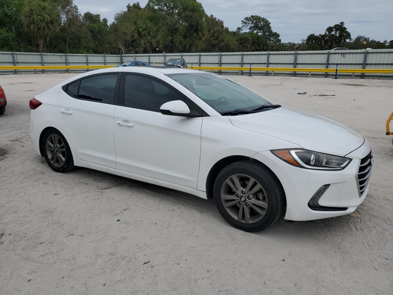 2017 Hyundai Elantra - Image 4