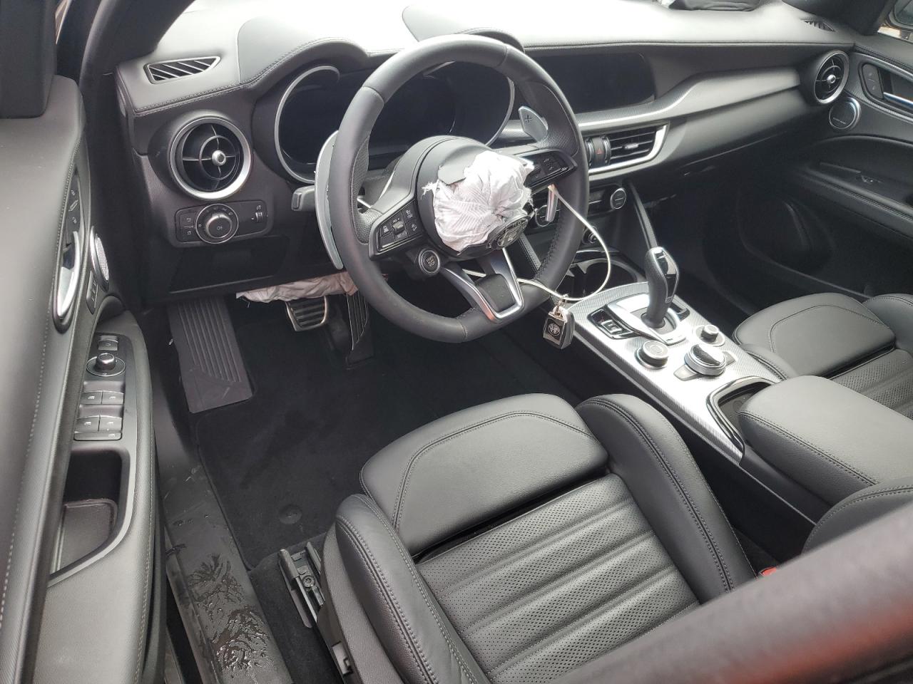 2024 Alfa Romeo Stelvio - Image 8