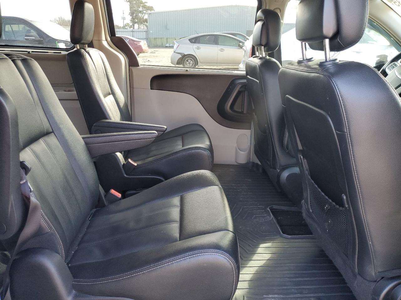 2016 Chrysler Town & Country - Image 11