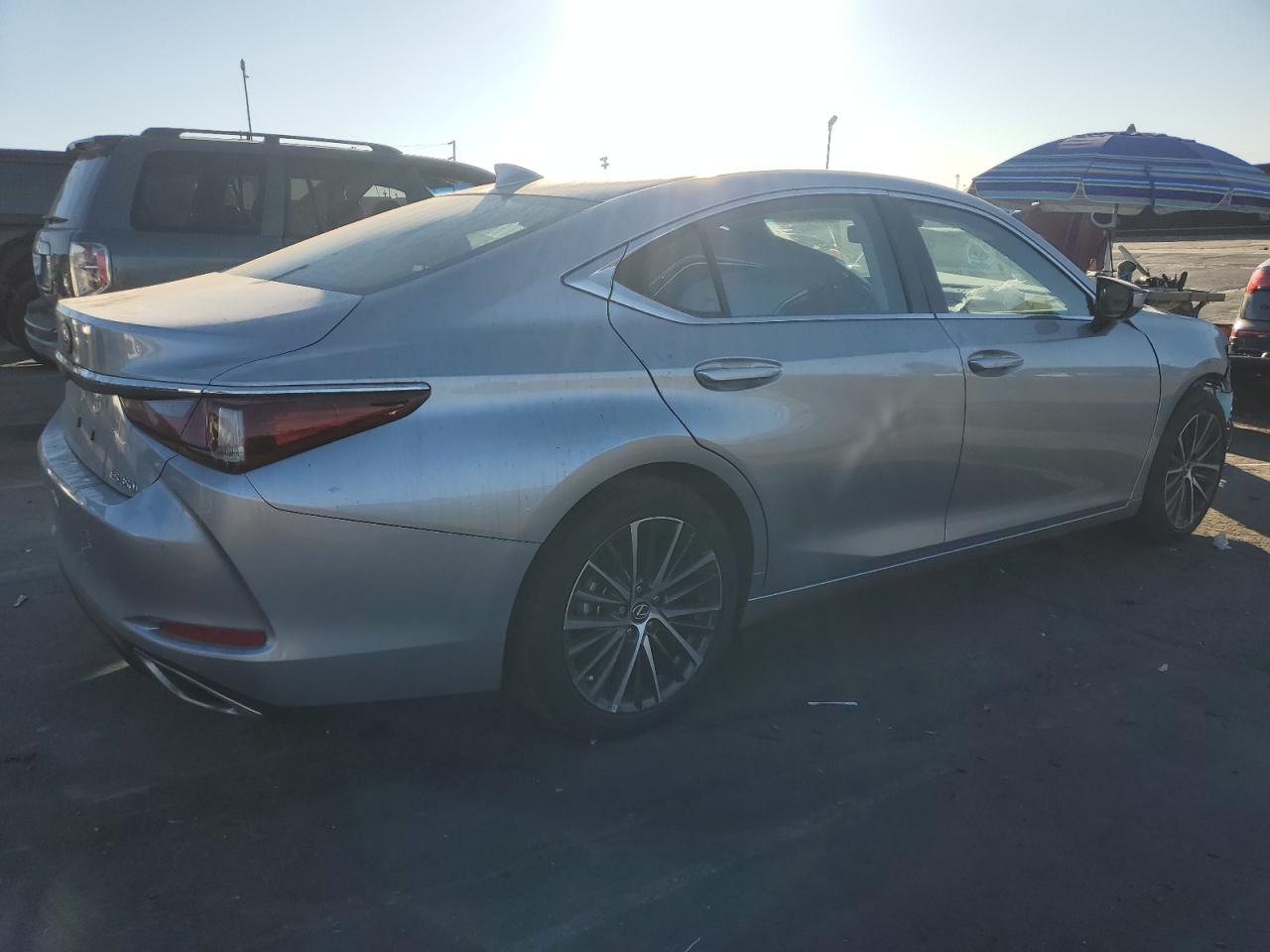 2023 Lexus ES - Image 3