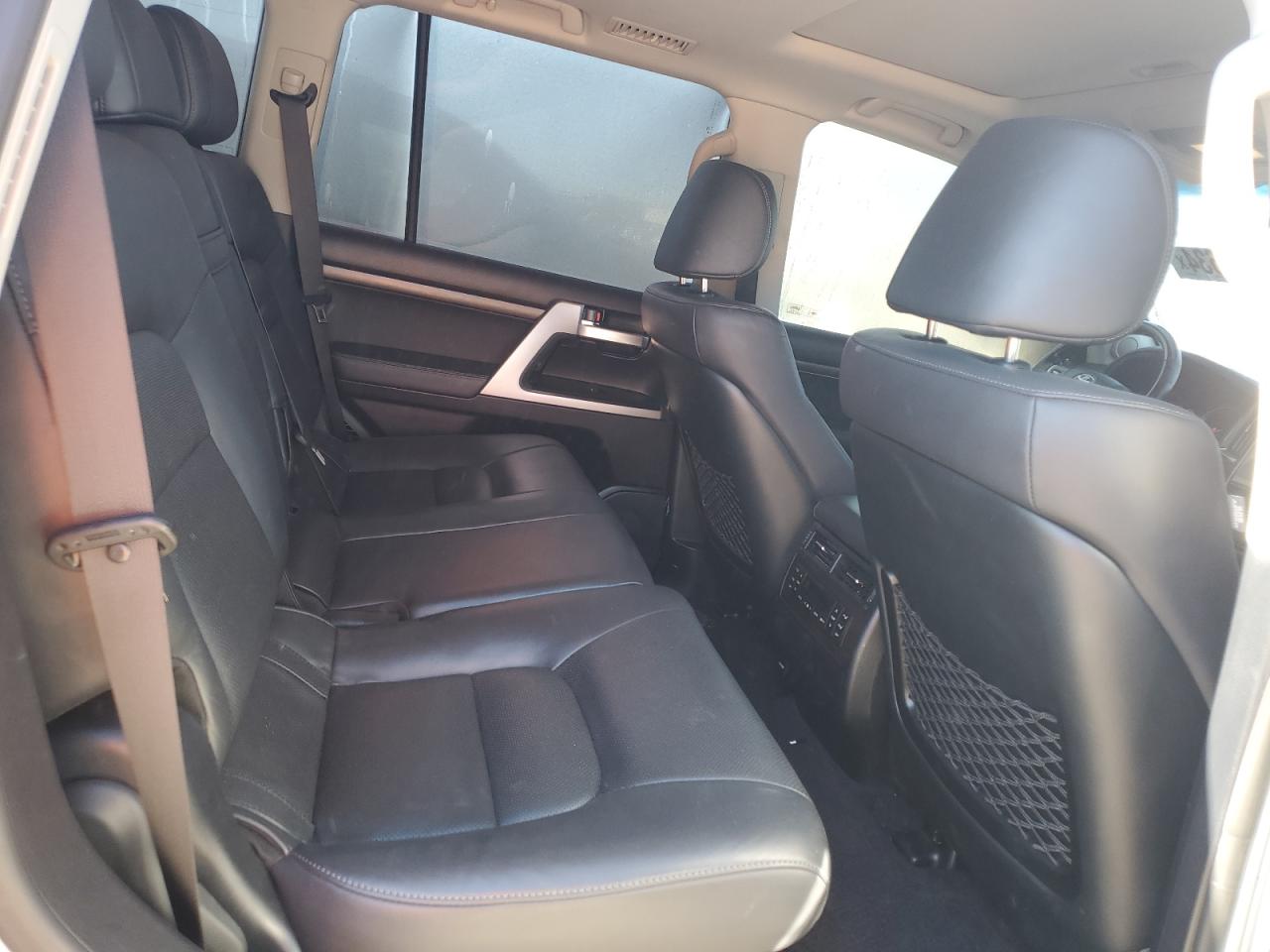 2018 Toyota Land Cruiser - Image 11