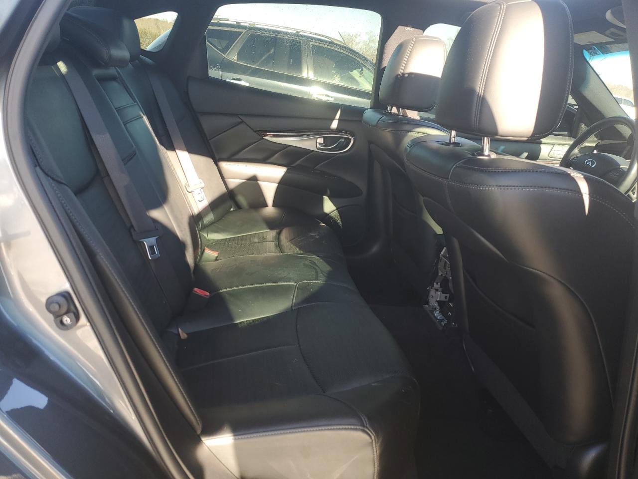 2016 Infiniti Q70 - Image 10