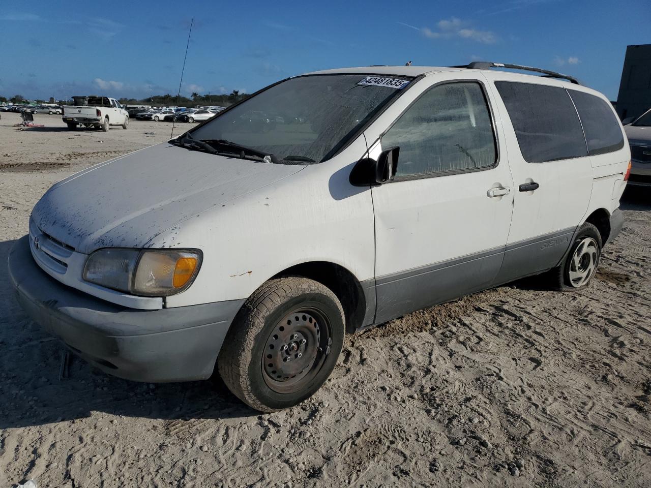 2000 Toyota Sienna - Image 1