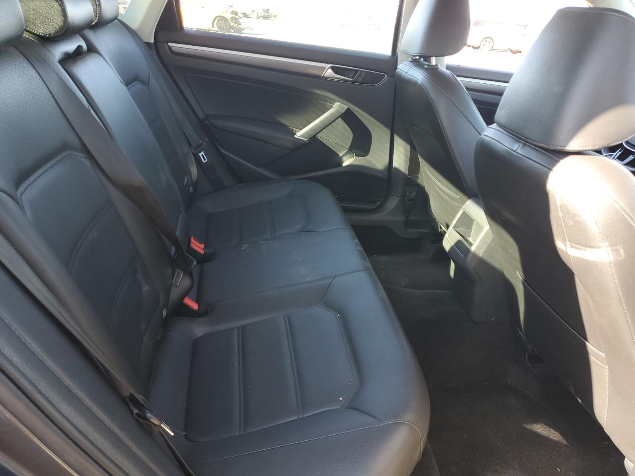 2017 Volkswagen Passat - Image 10