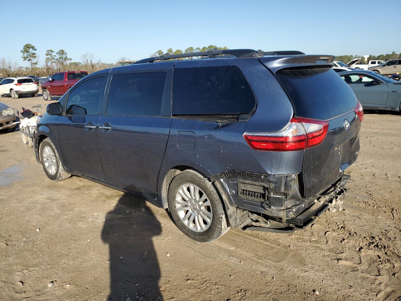 2015 Toyota Sienna - Image 2