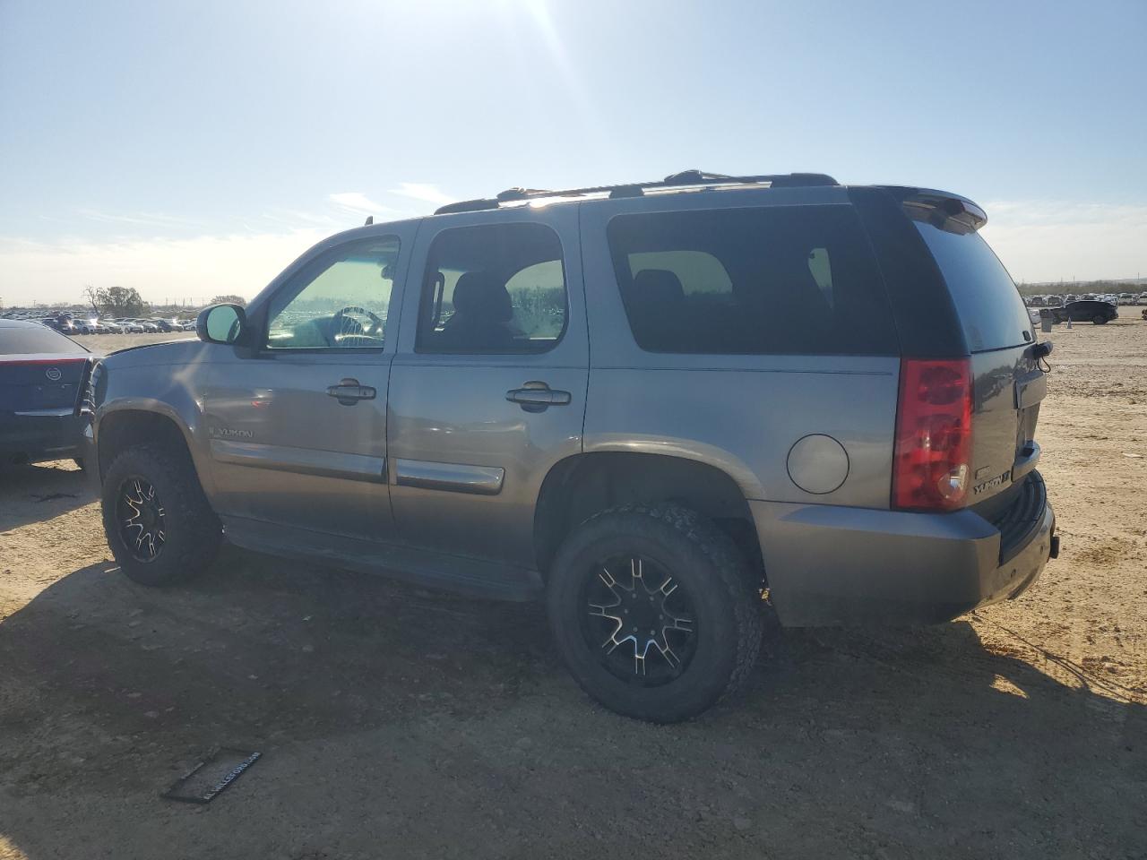 2007 GMC Yukon - Image 2