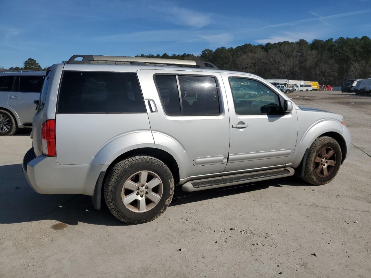 2011 Nissan Pathfinder - Image 3