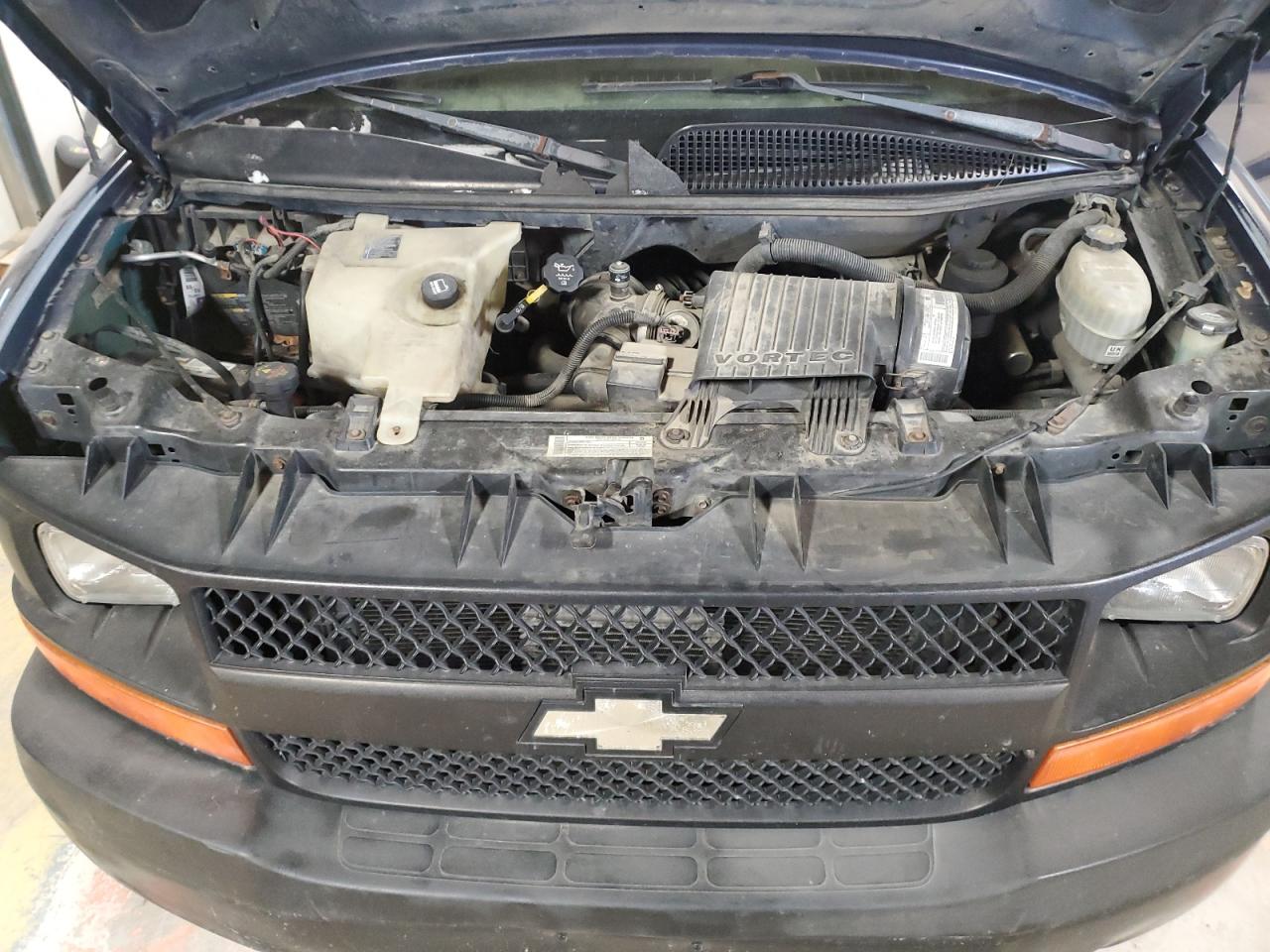 2003 Chevrolet Express - Image 11