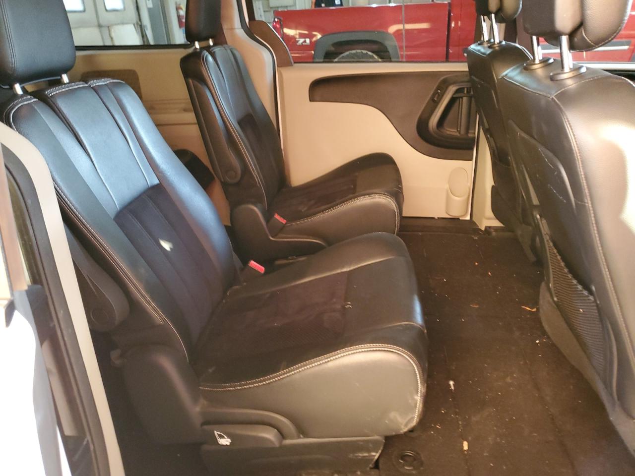 2017 Dodge Caravan - Image 11