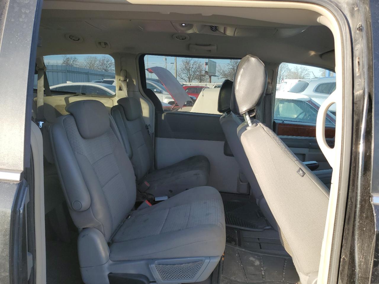 2009 Chrysler Town & Country - Image 11