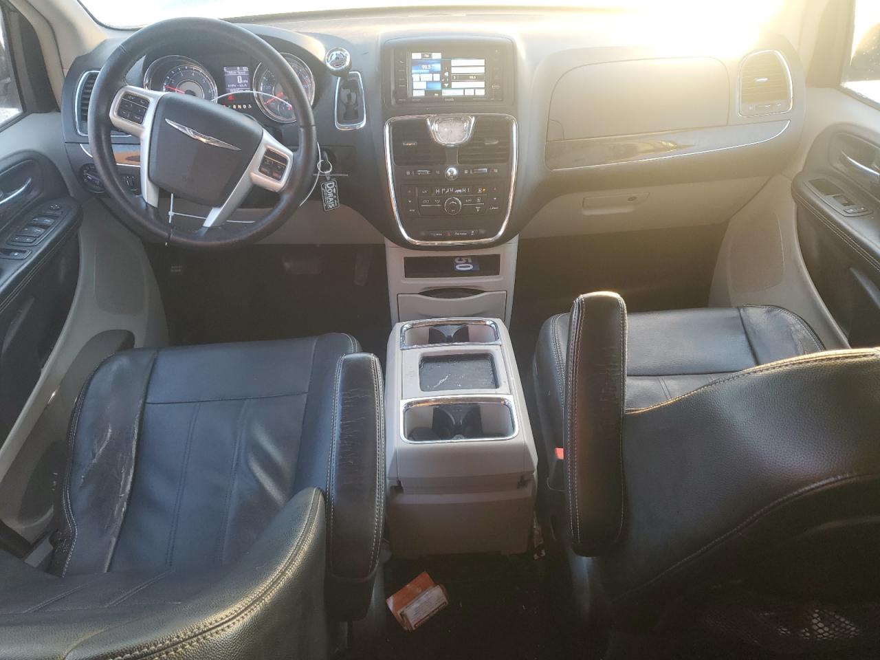 2014 Chrysler Town & Country - Image 8