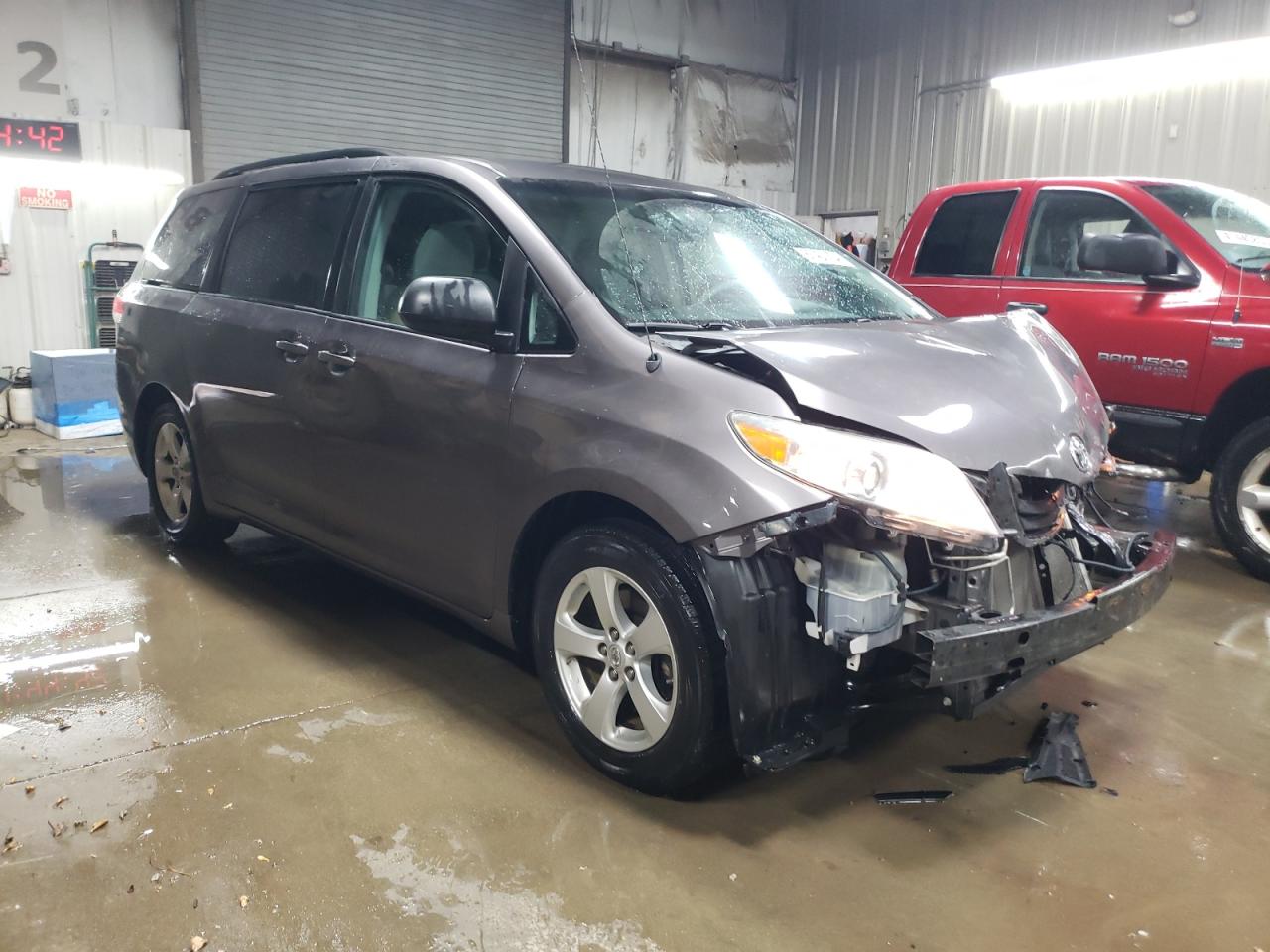 2011 Toyota Sienna - Image 4