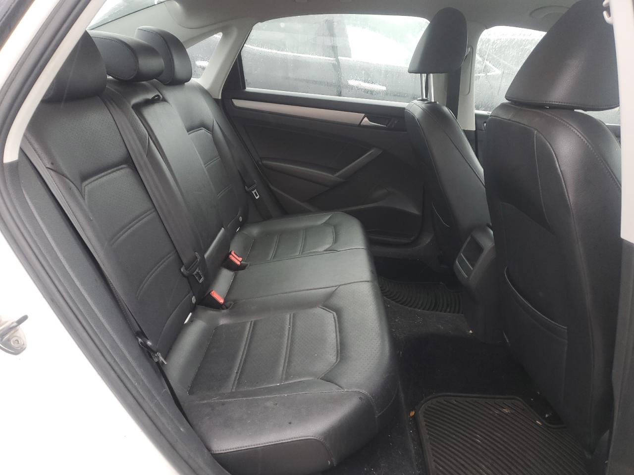 2015 Volkswagen Passat - Image 10