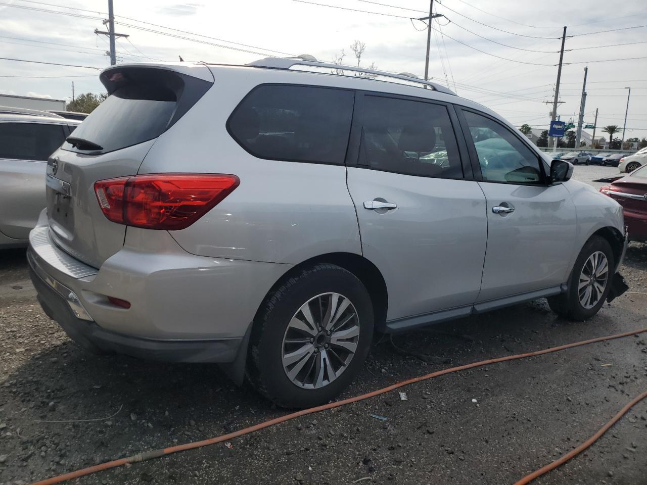 2017 Nissan Pathfinder - Image 3