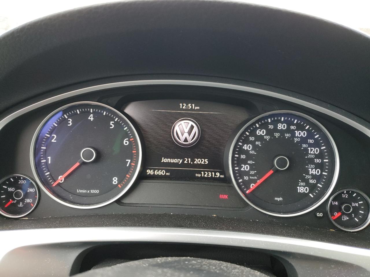 2016 Volkswagen Touareg - Image 9