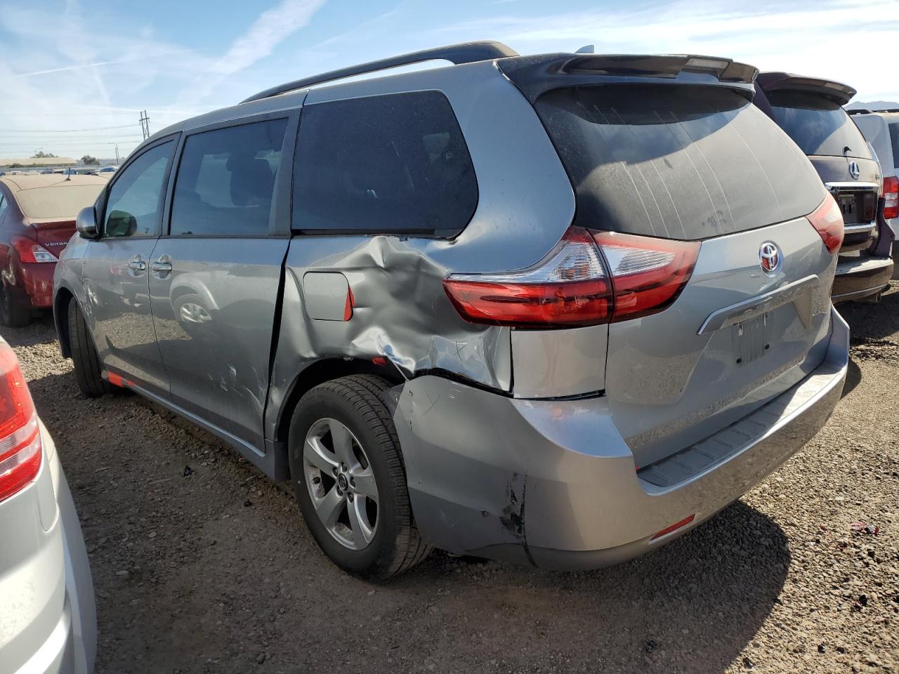 2018 Toyota Sienna - Image 2