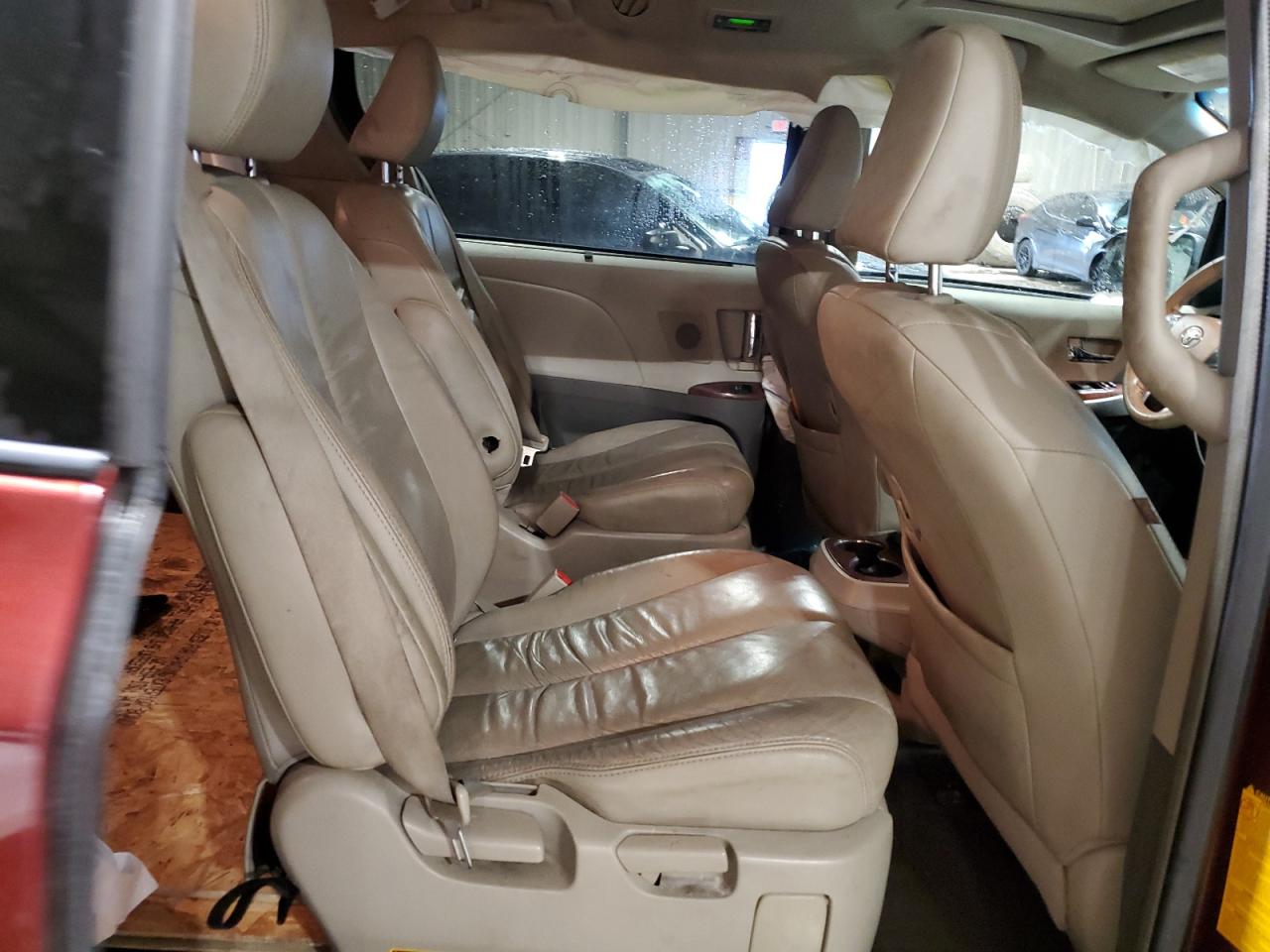 2011 Toyota Sienna - Image 11