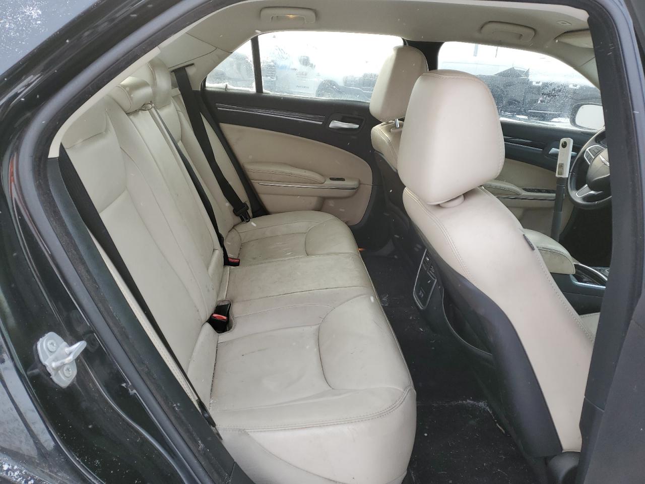 2017 Chrysler 300 - Image 10