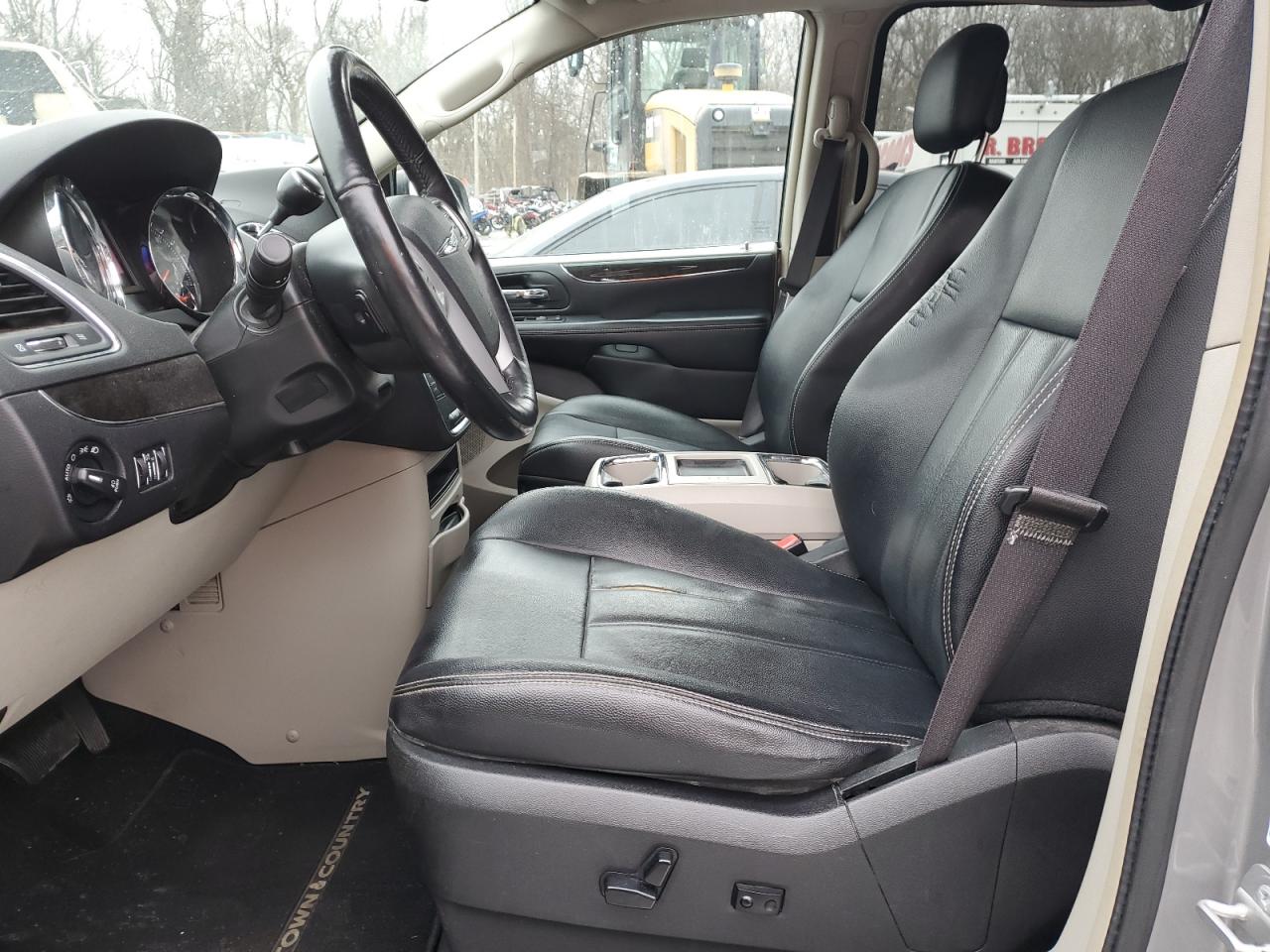 2016 Chrysler Town & Country - Image 7