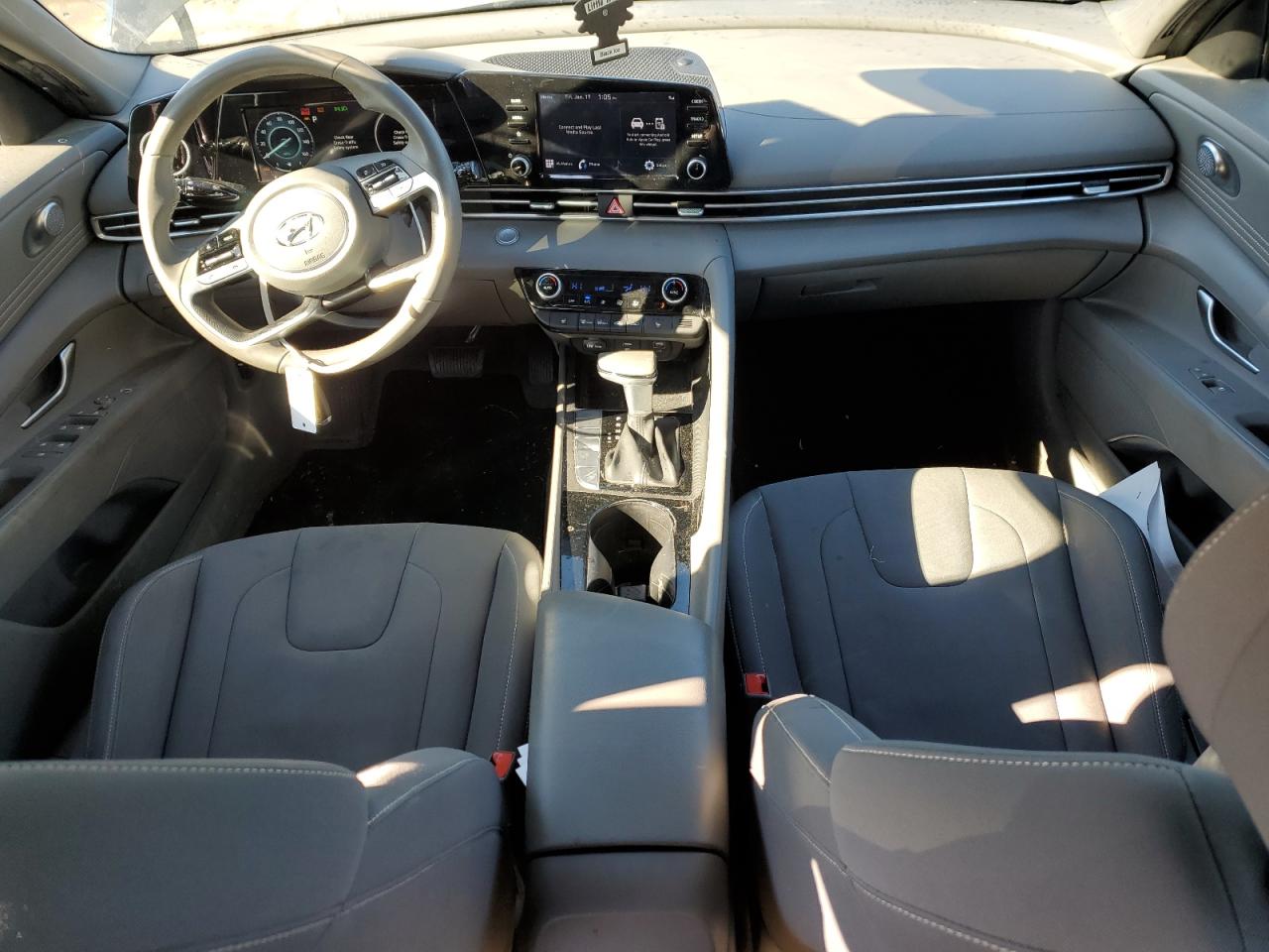 2022 Hyundai Elantra - Image 8