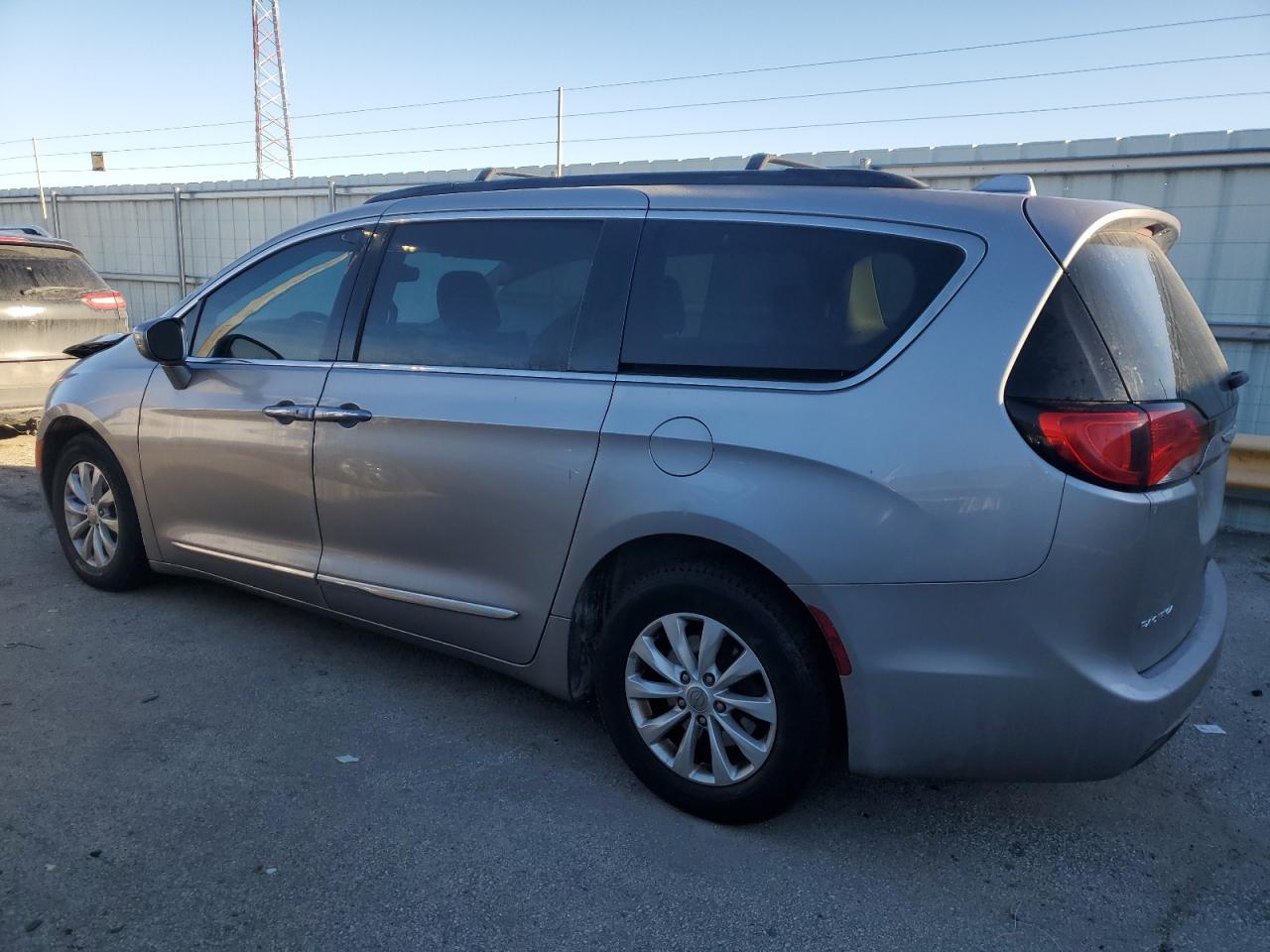 2017 Chrysler Pacifica - Image 2