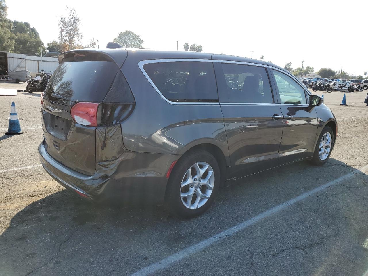 2018 Chrysler Pacifica - Image 3