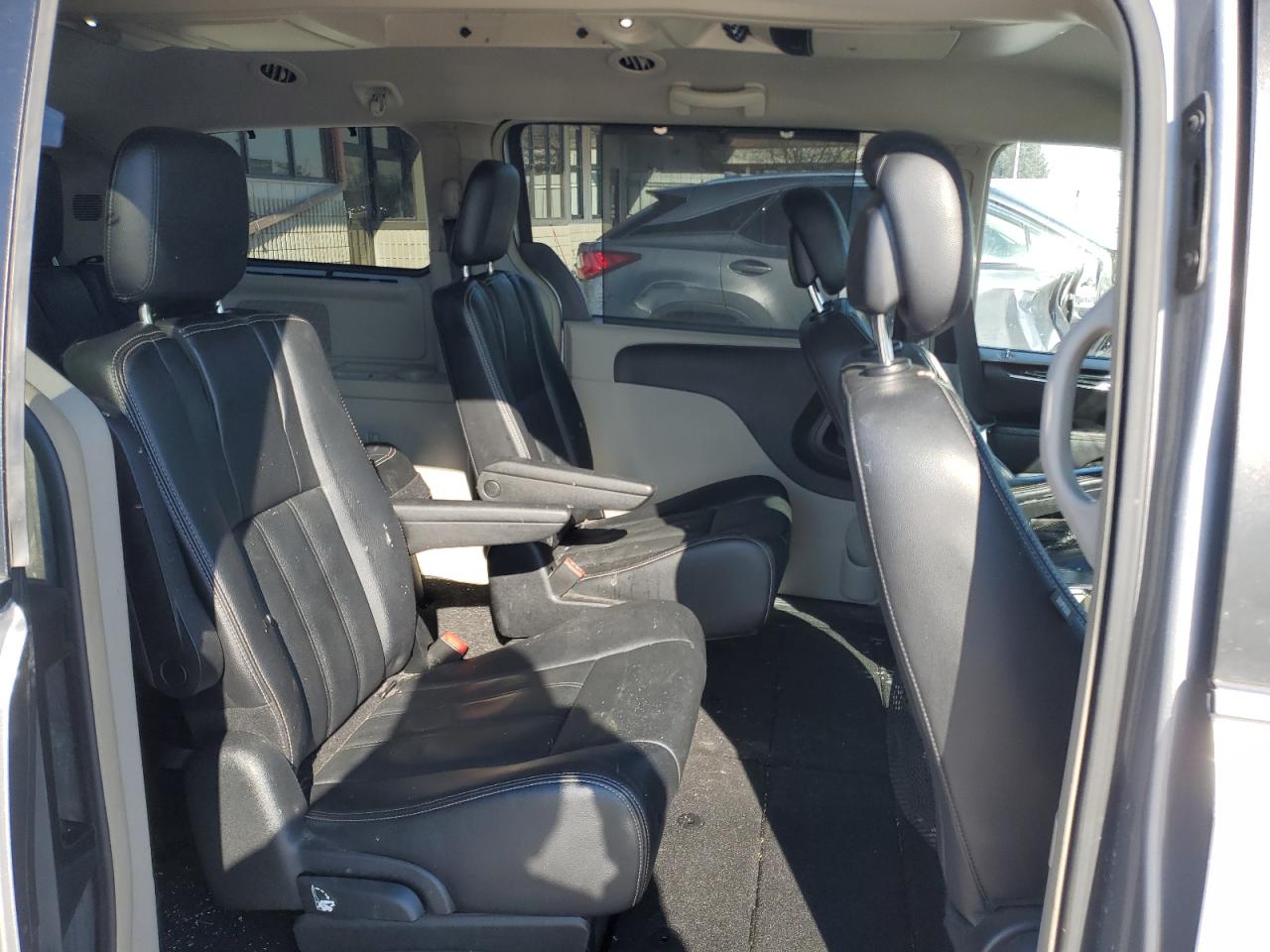 2014 Chrysler Town & Country - Image 12