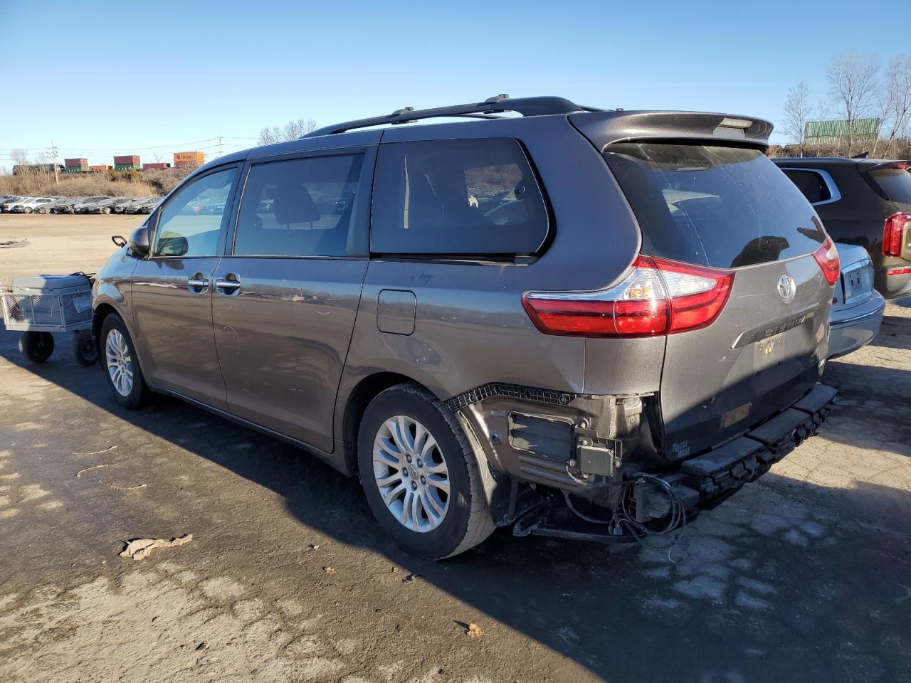 2015 Toyota Sienna - Image 2