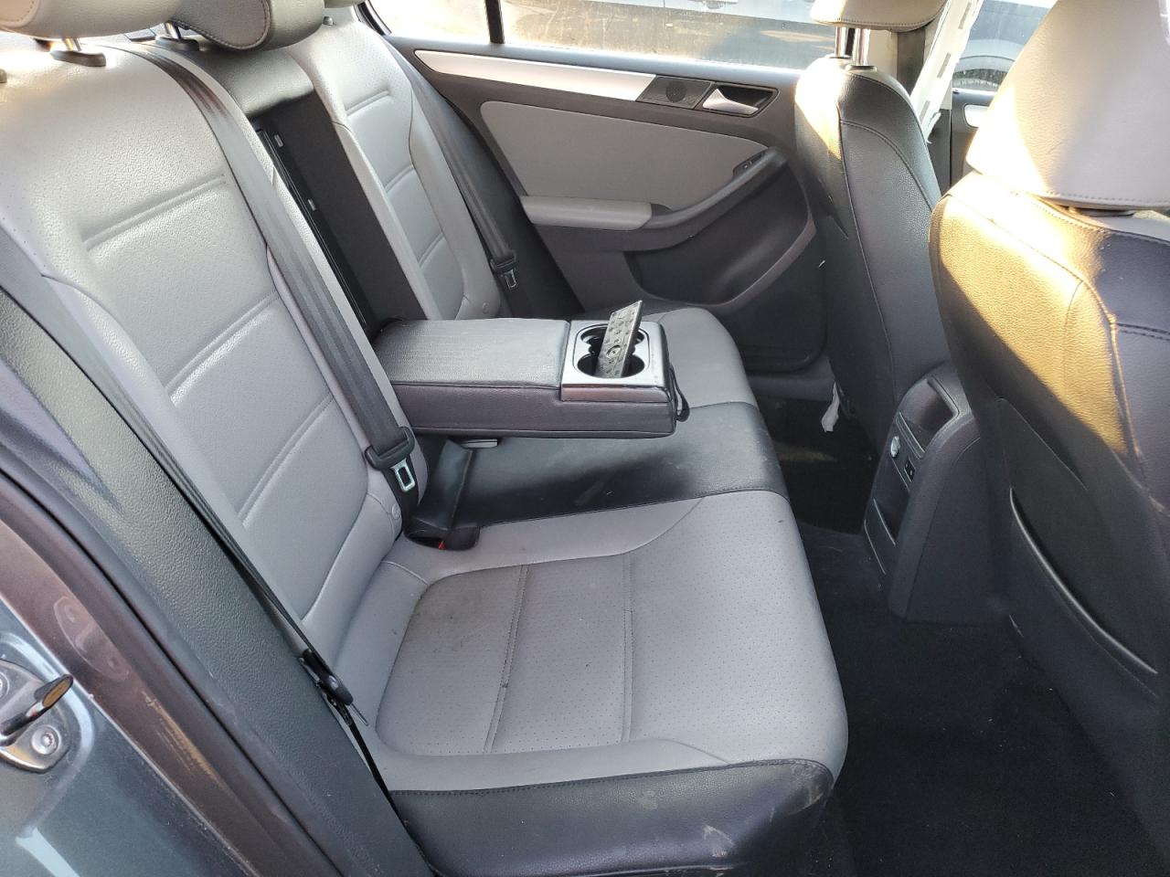 2014 Volkswagen Jetta - Image 10
