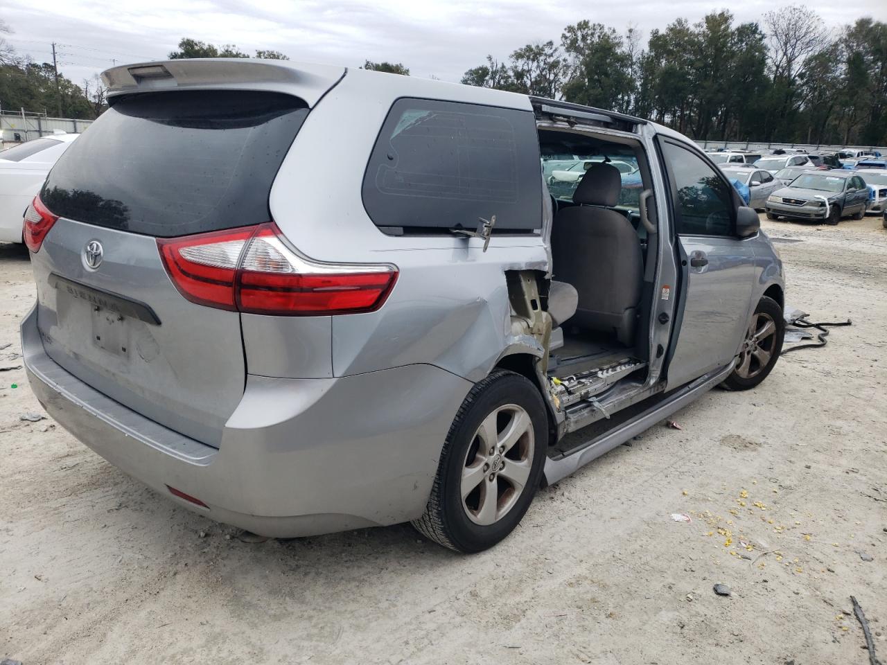 2015 Toyota Sienna - Image 3