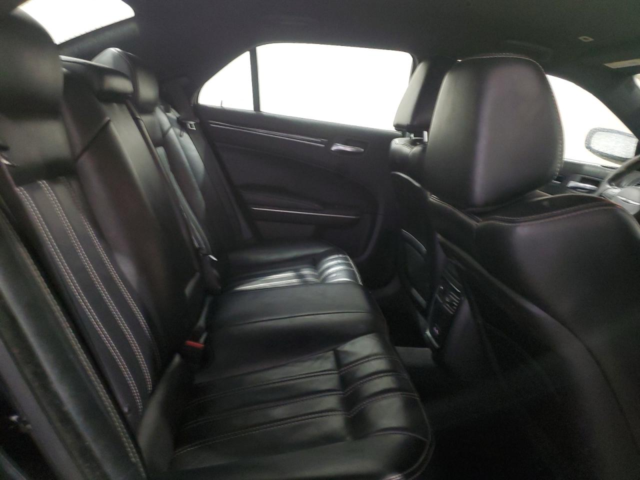 2019 Chrysler 300 - Image 10