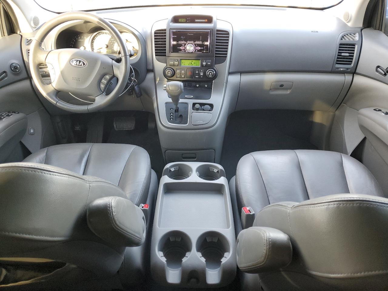 2010 Kia Sedona - Image 8