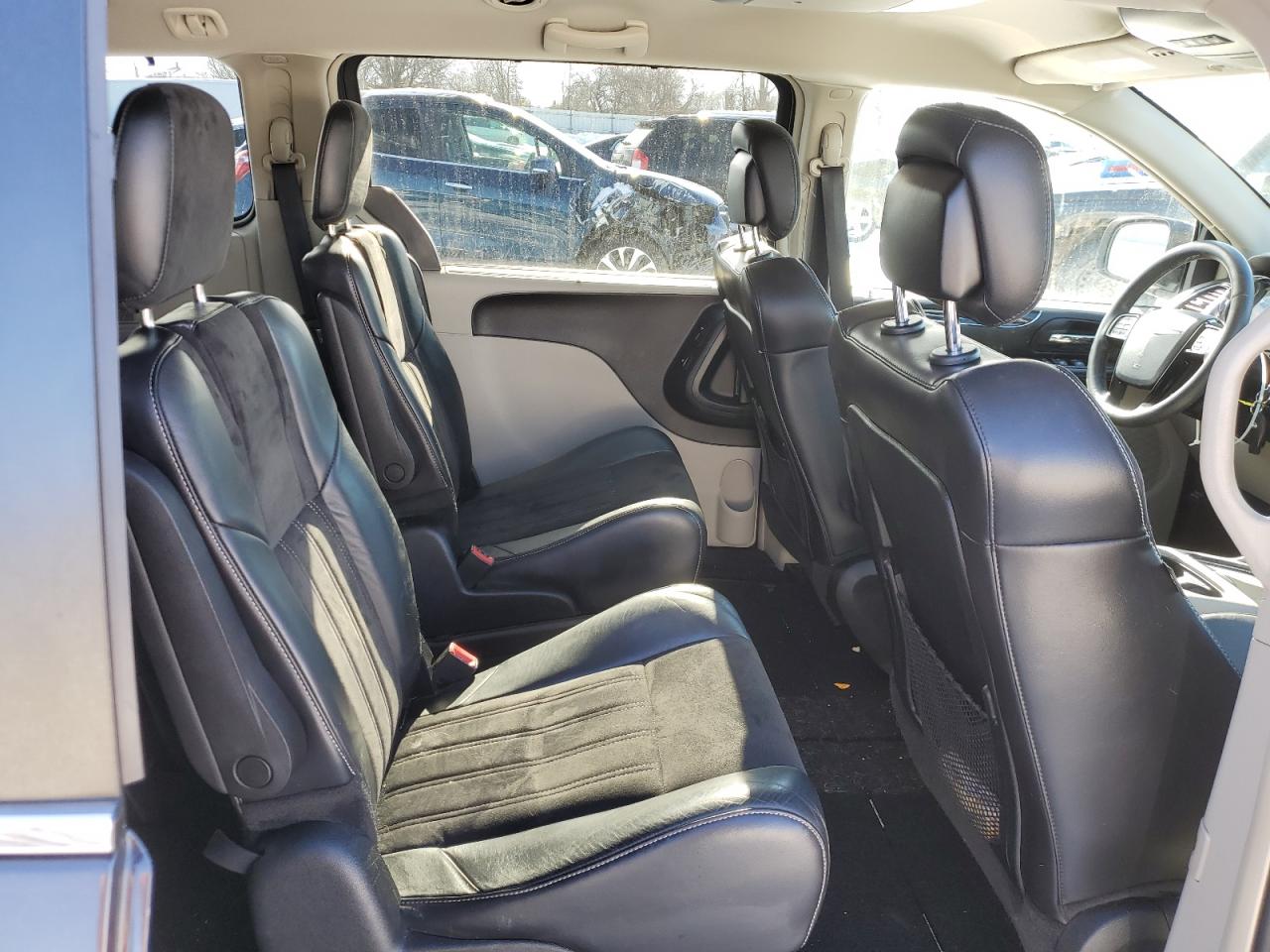 2014 Chrysler Town & Country - Image 11
