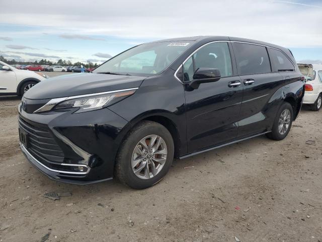 2022 Toyota Sienna Xle