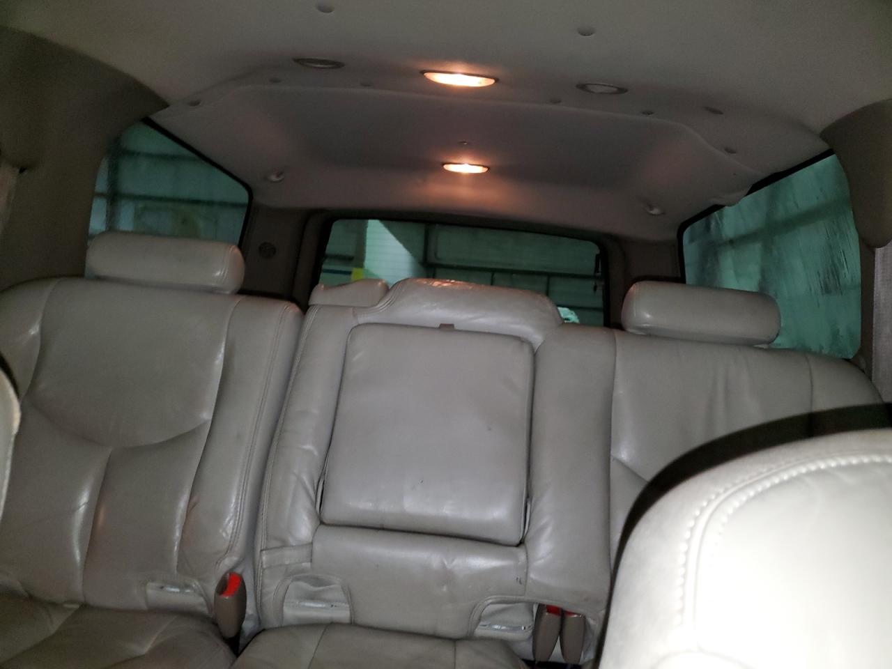 2003 Chevrolet Suburban - Image 10