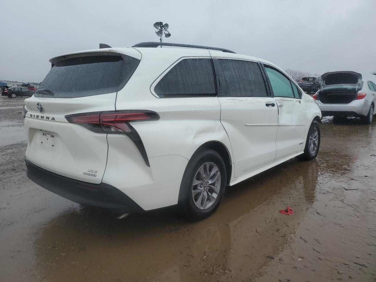 2021 Toyota Sienna - Image 3