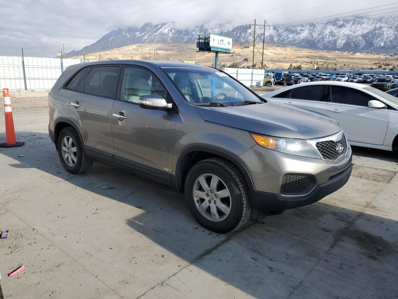 VIN 5XYKTDA68DG417800 2013 KIA SORENTO no.4