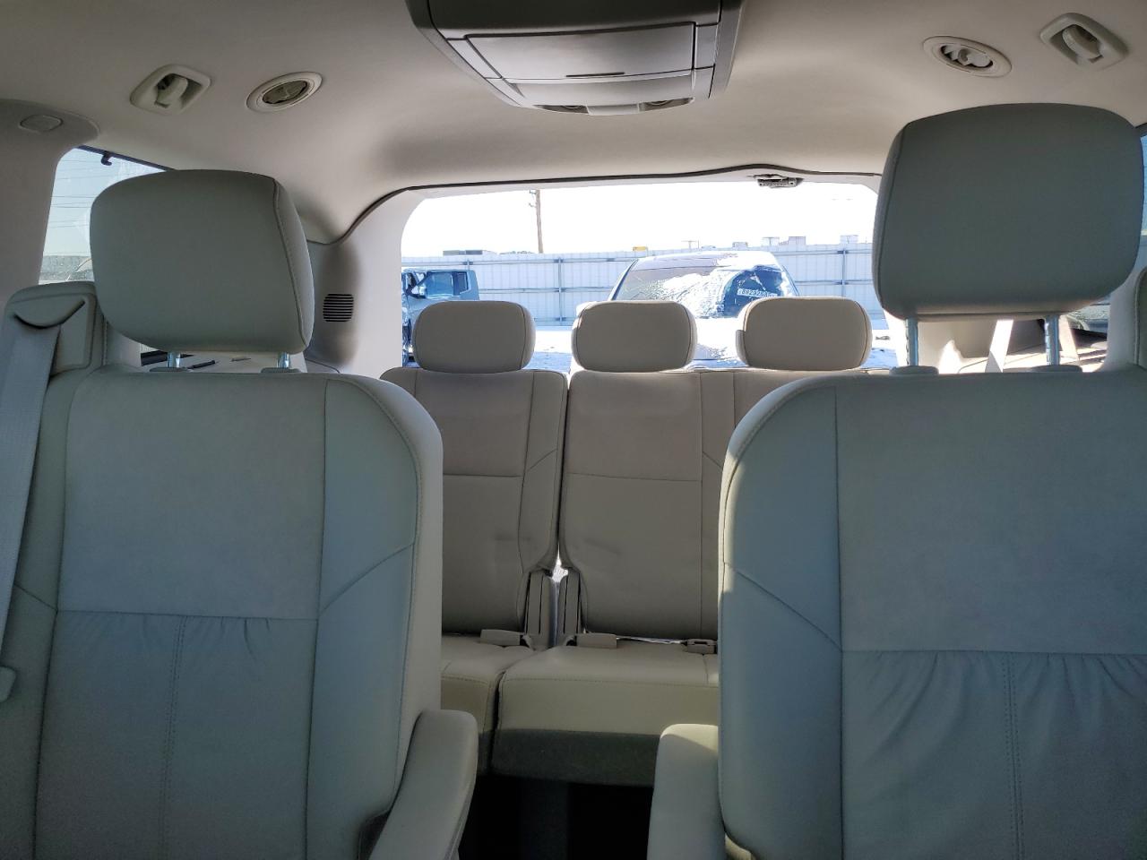 2010 Chrysler Town & Country - Image 10