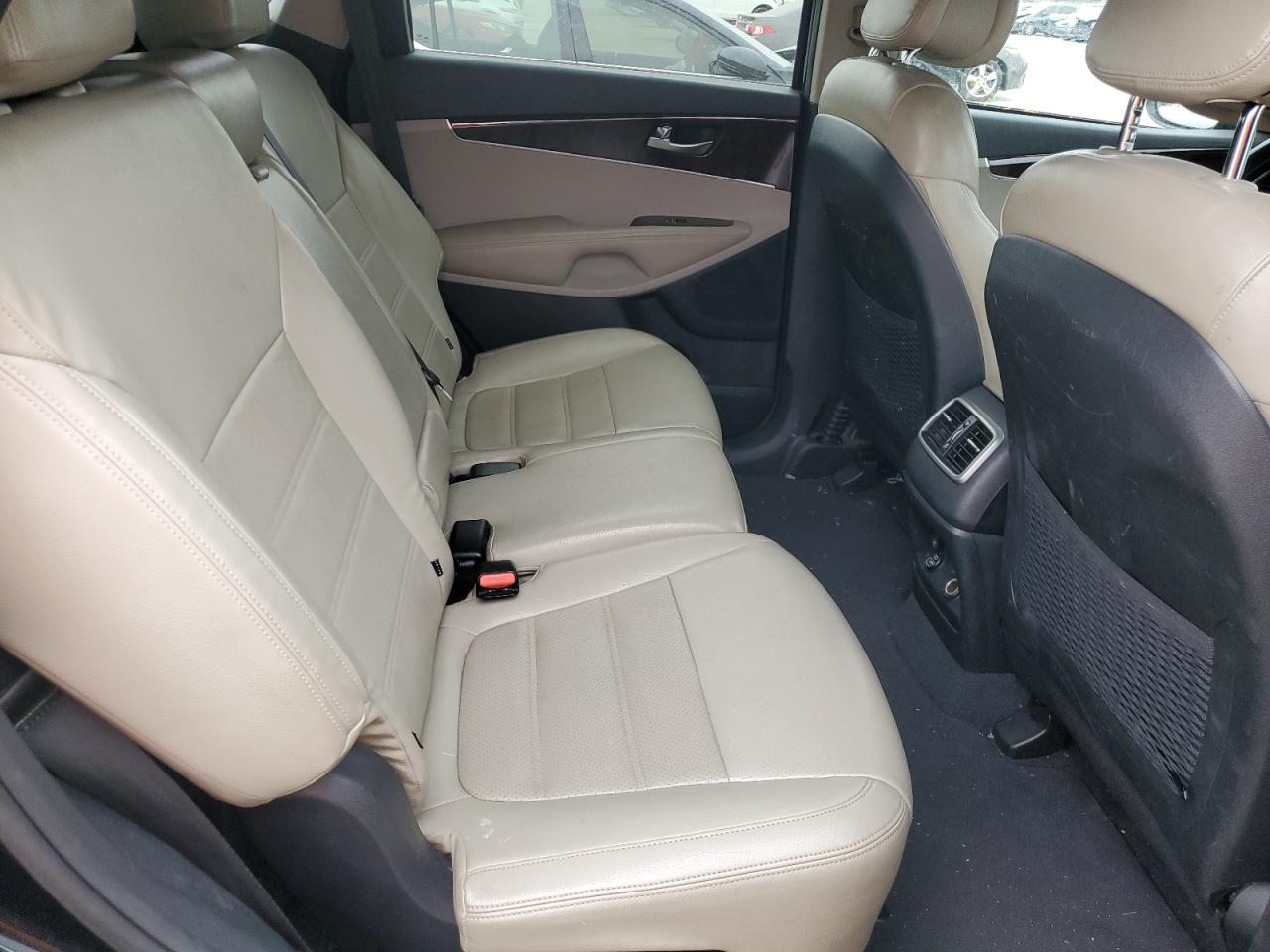 2016 Kia Sorento - Image 11