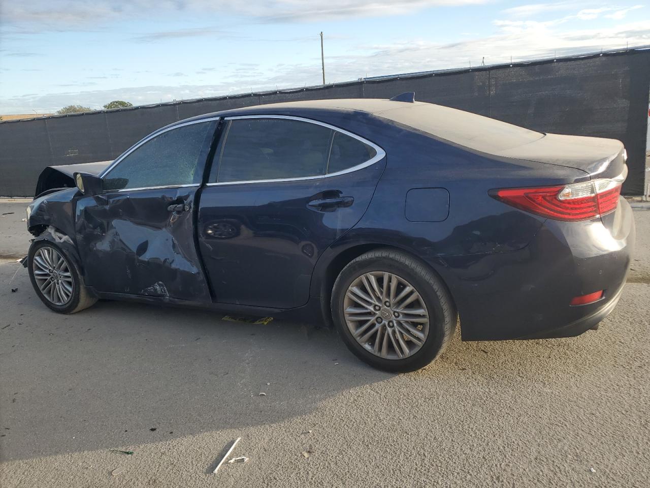 2015 Lexus ES - Image 2