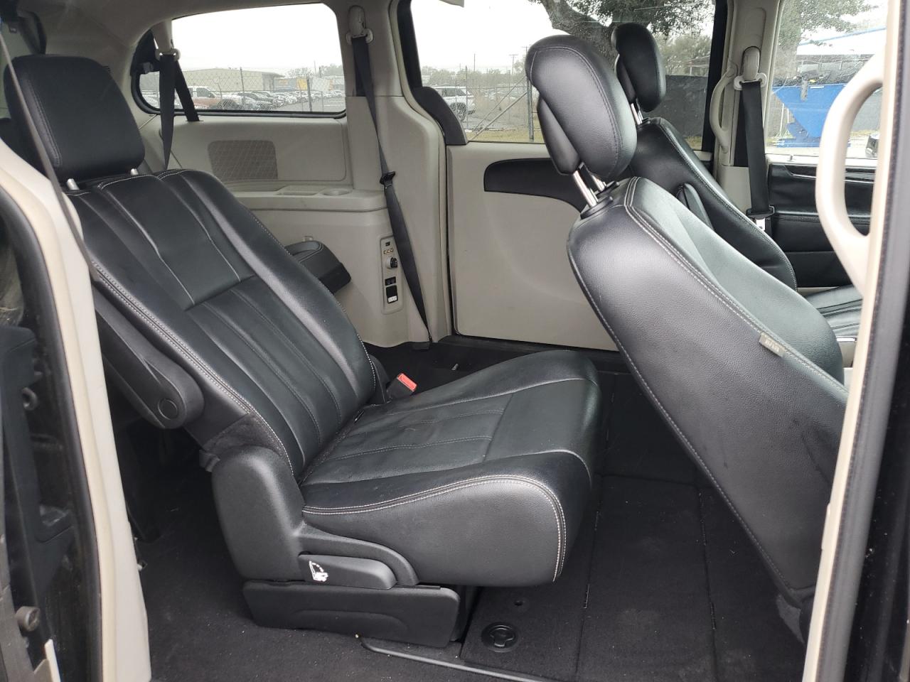 2014 Chrysler Town & Country - Image 11