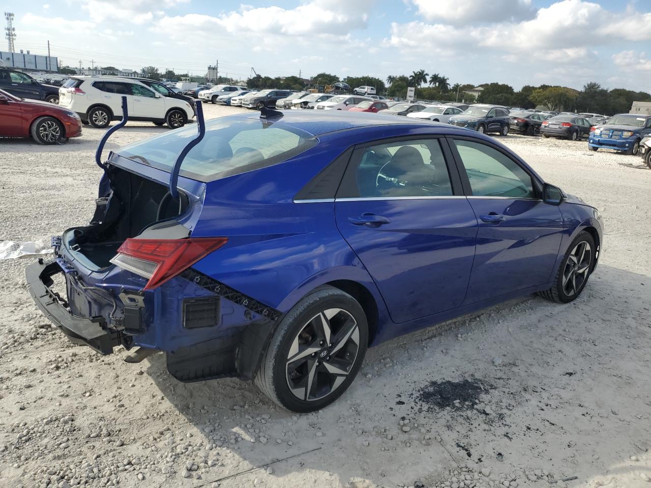 2022 Hyundai Elantra - Image 3