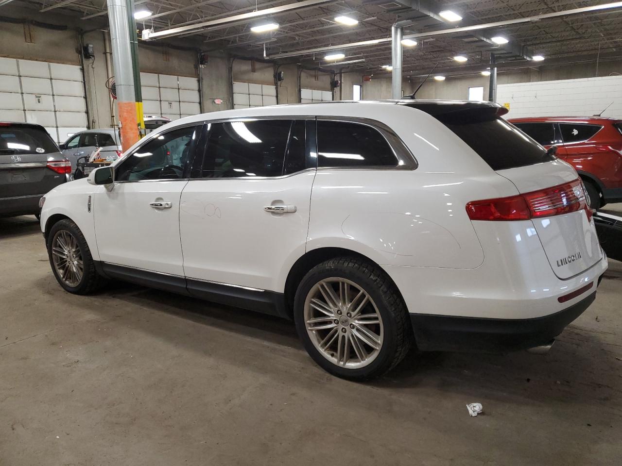 VIN 2LMHJ5AT5GBL02754 2016 LINCOLN MKT no.2