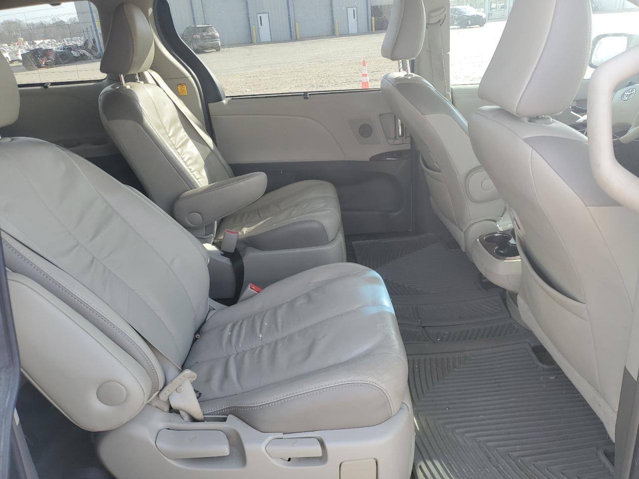 2012 Toyota Sienna - Image 11