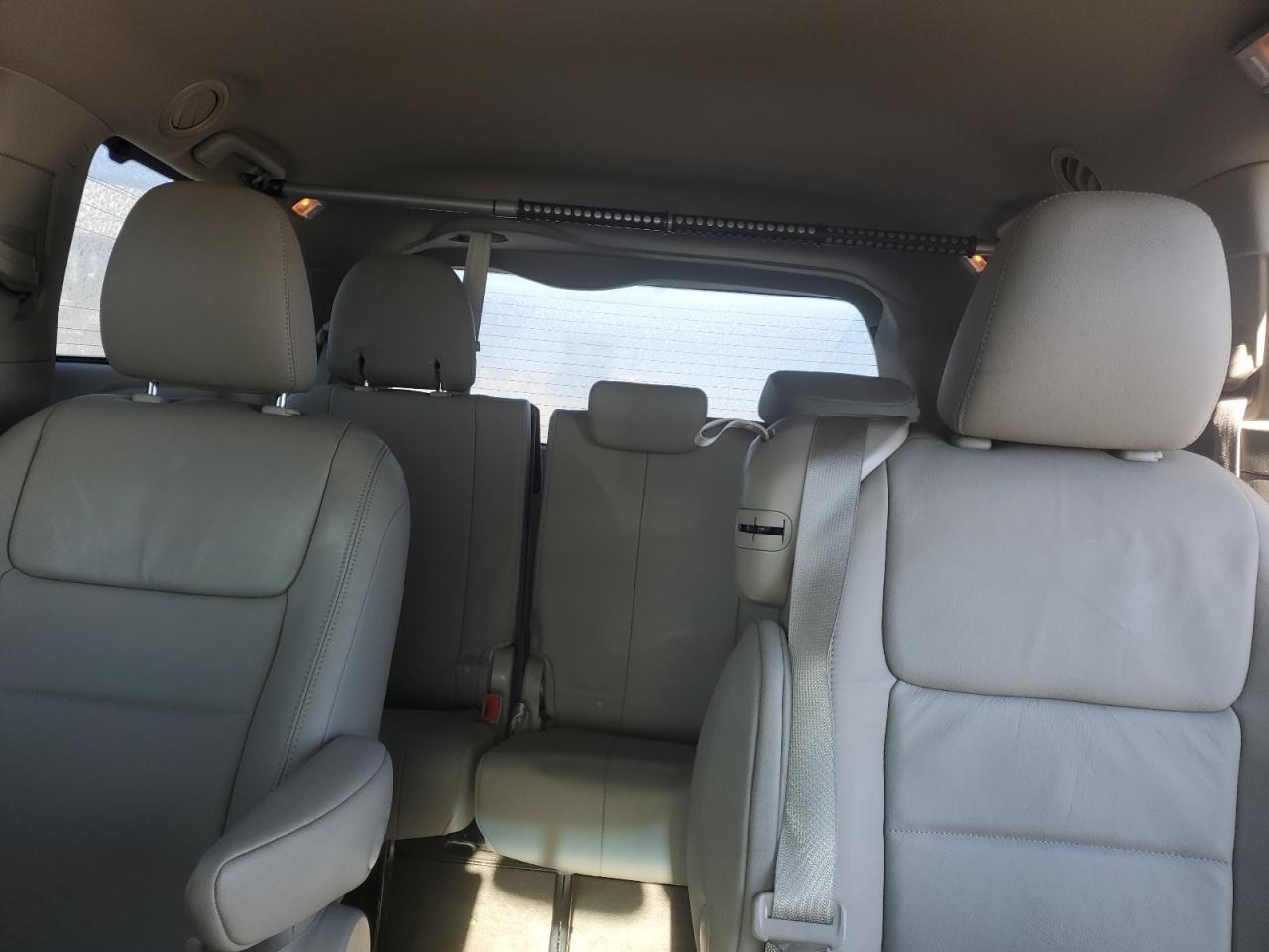 2017 Toyota Sienna - Image 10