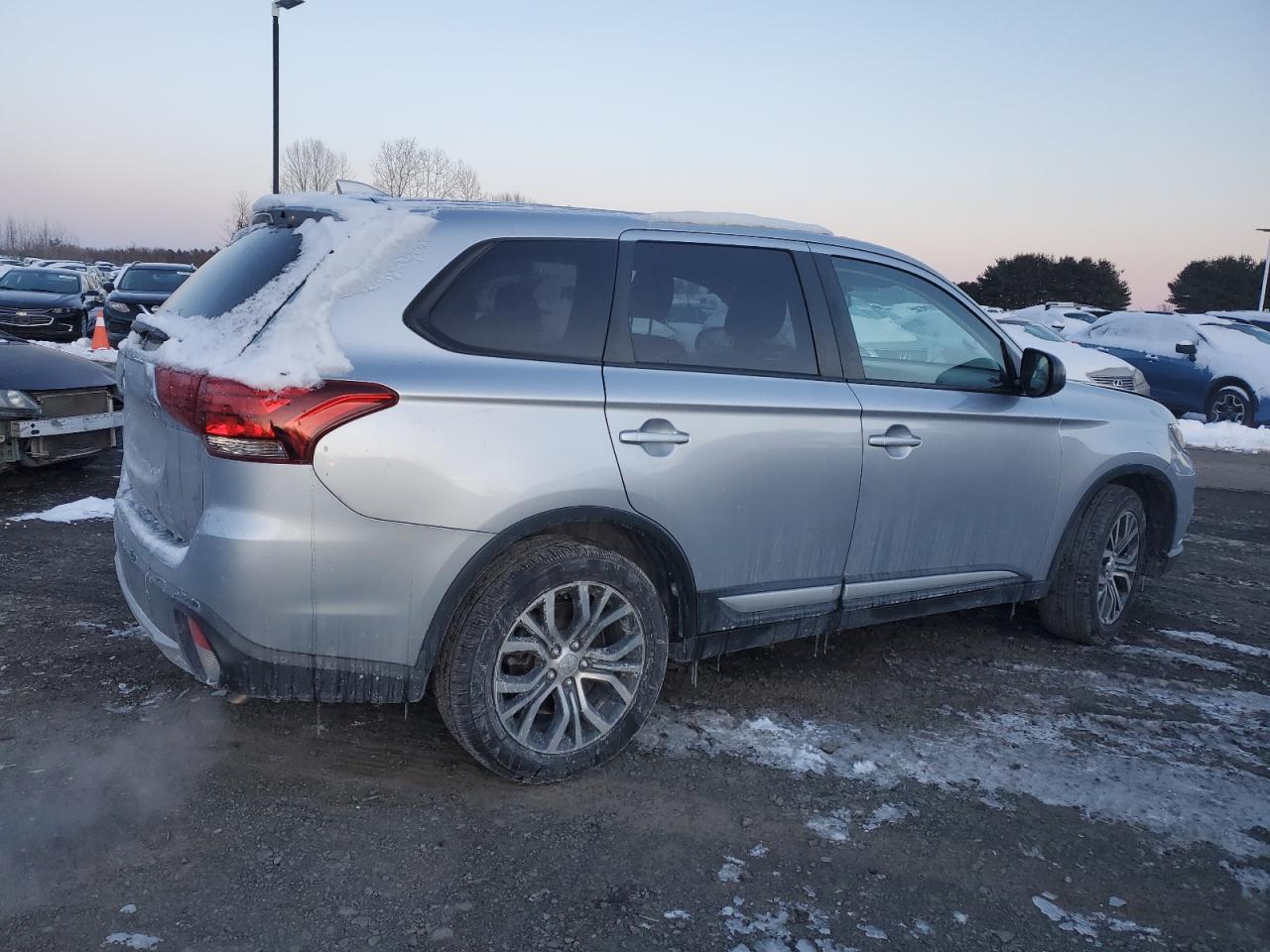 2017 Mitsubishi Outlander - Image 3