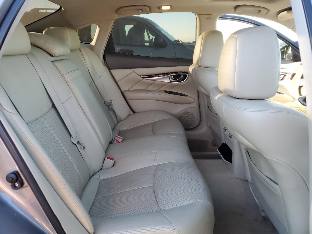 2012 Infiniti M - Image 10